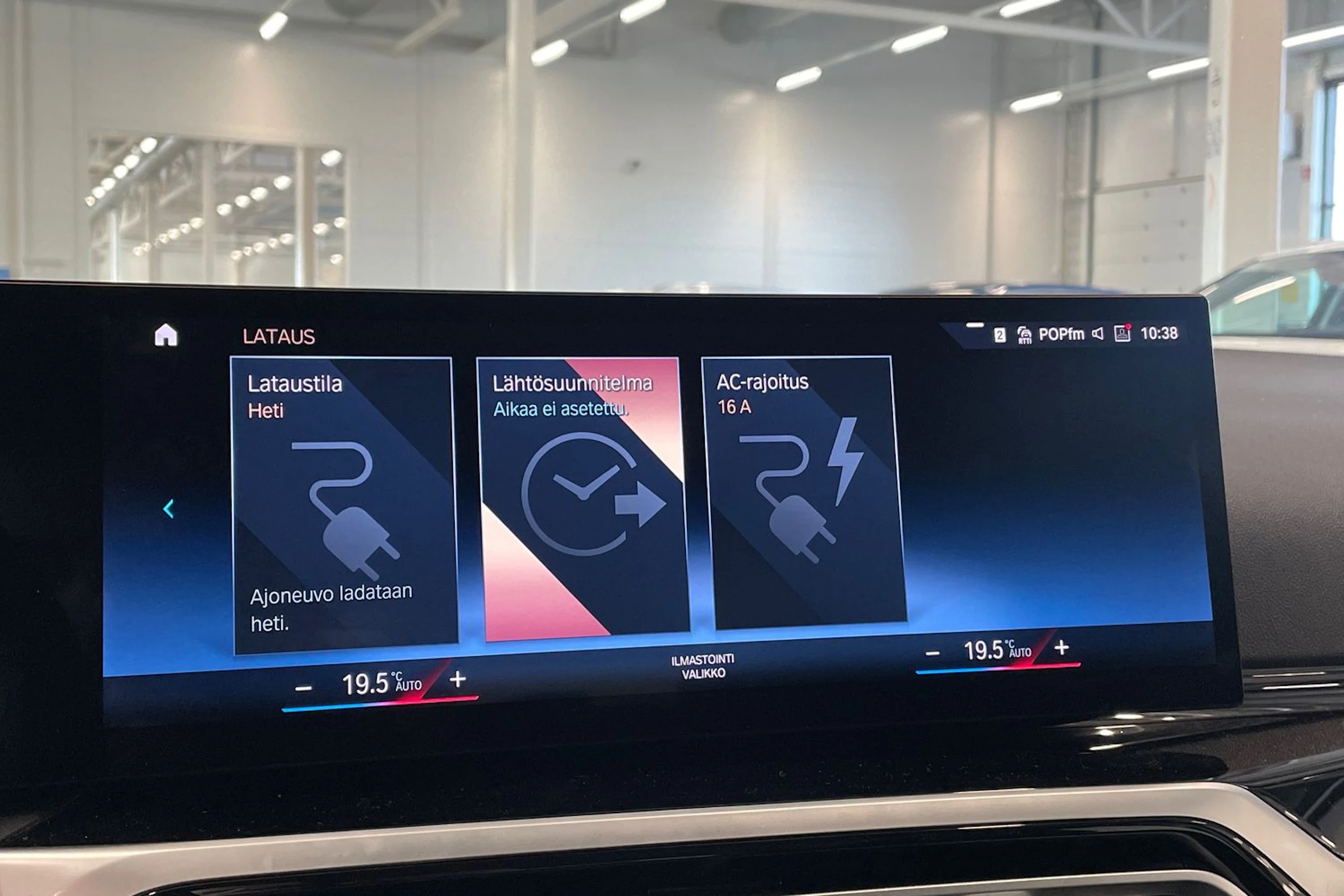 musta BMW 330 2023 kuva 21.