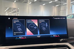 musta BMW 330 2023 kuva 21.