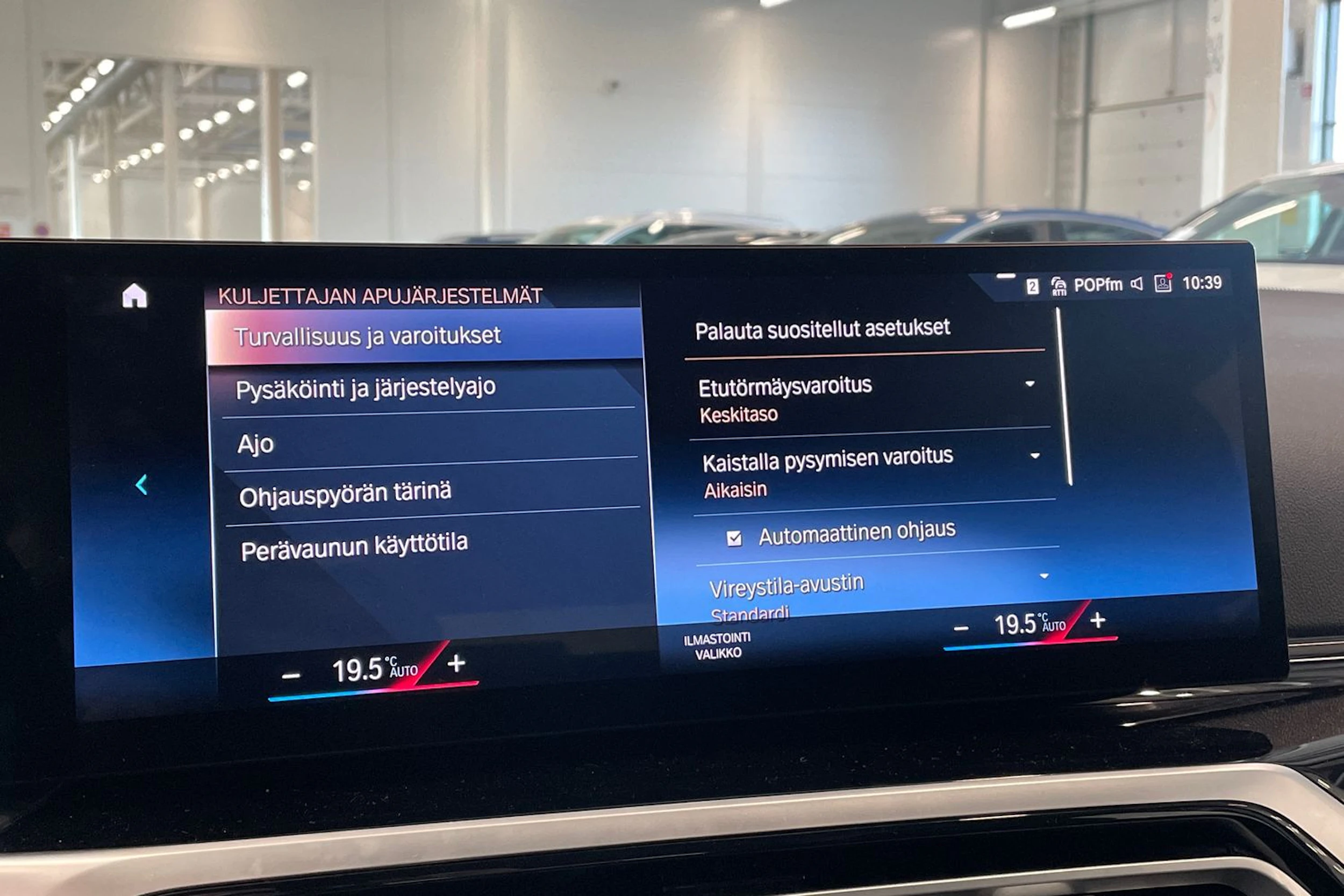 musta BMW 330 2023 kuva 22.