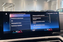 musta BMW 330 2023 kuva 22.