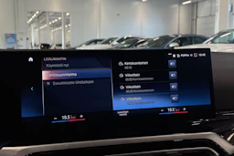 musta BMW 330 2023 kuva 23.