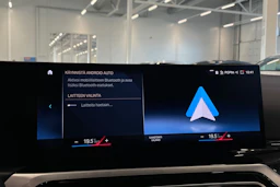 musta BMW 330 2023 kuva 24.