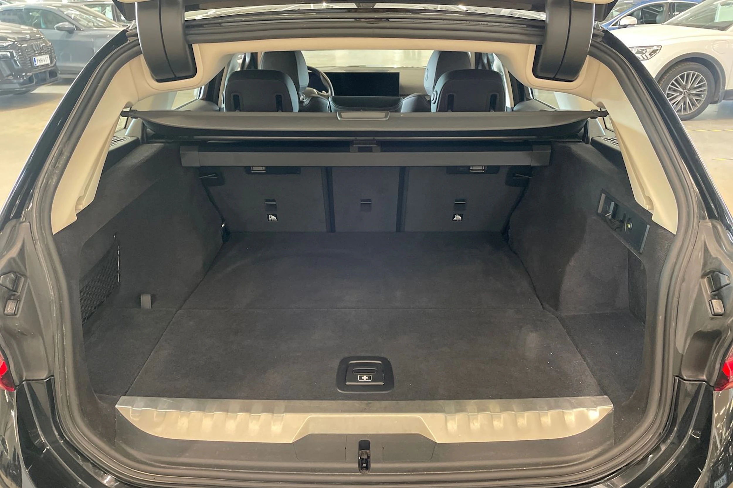 musta BMW 330 2023 kuva 27.