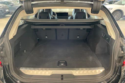 musta BMW 330 2023 kuva 27.