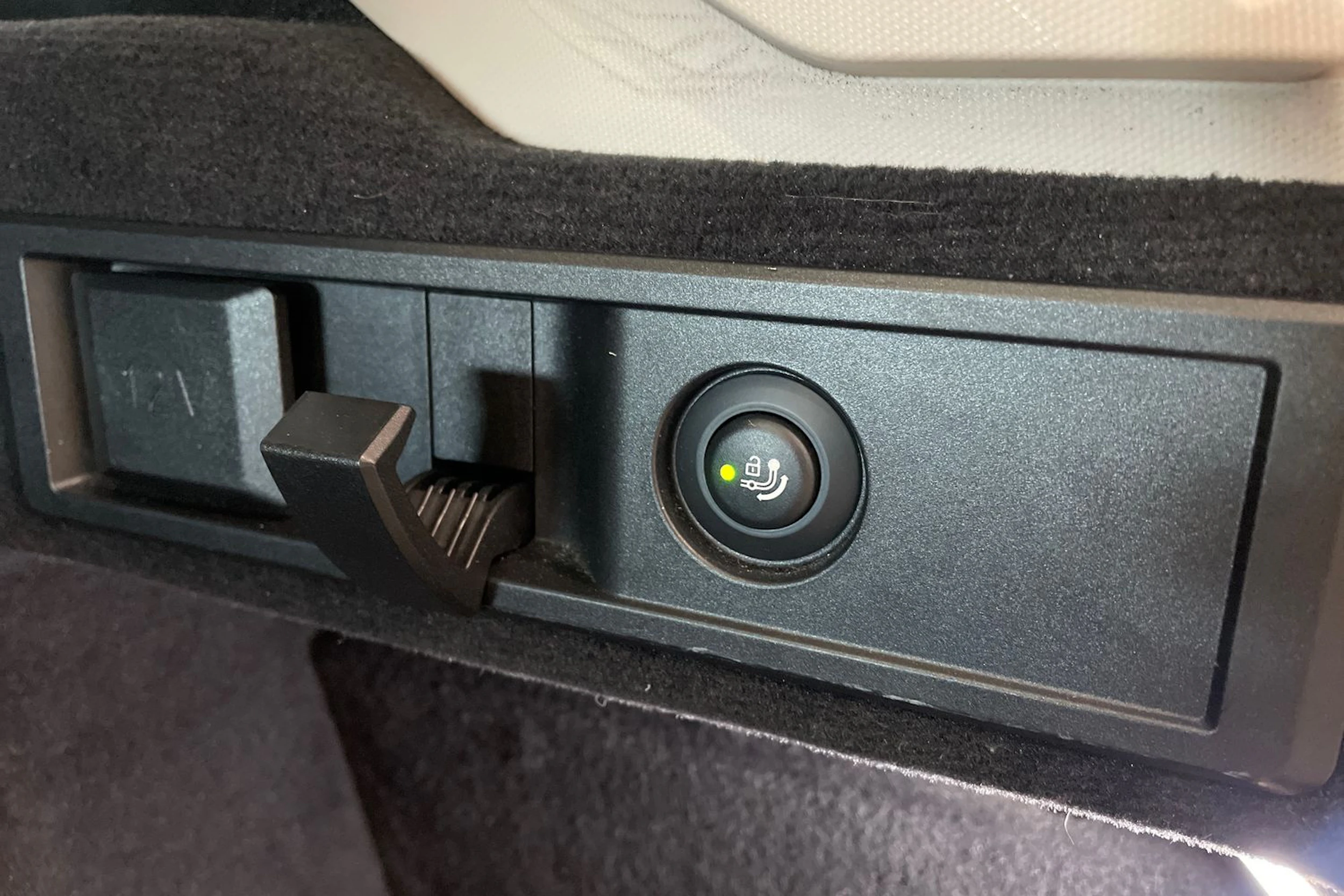 musta BMW 330 2023 kuva 28.