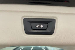 musta BMW 330 2023 kuva 29.