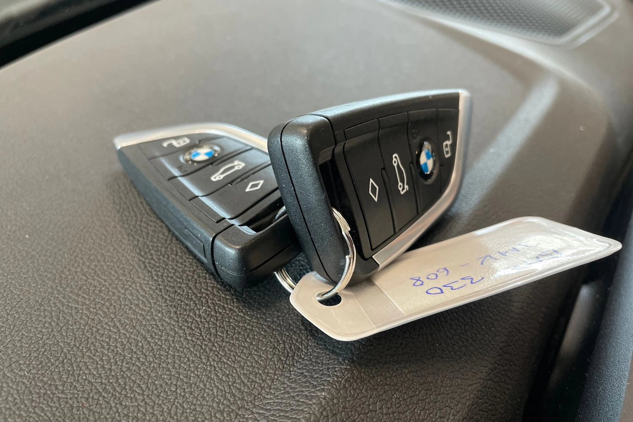 musta BMW 330 2023 kuva 31.