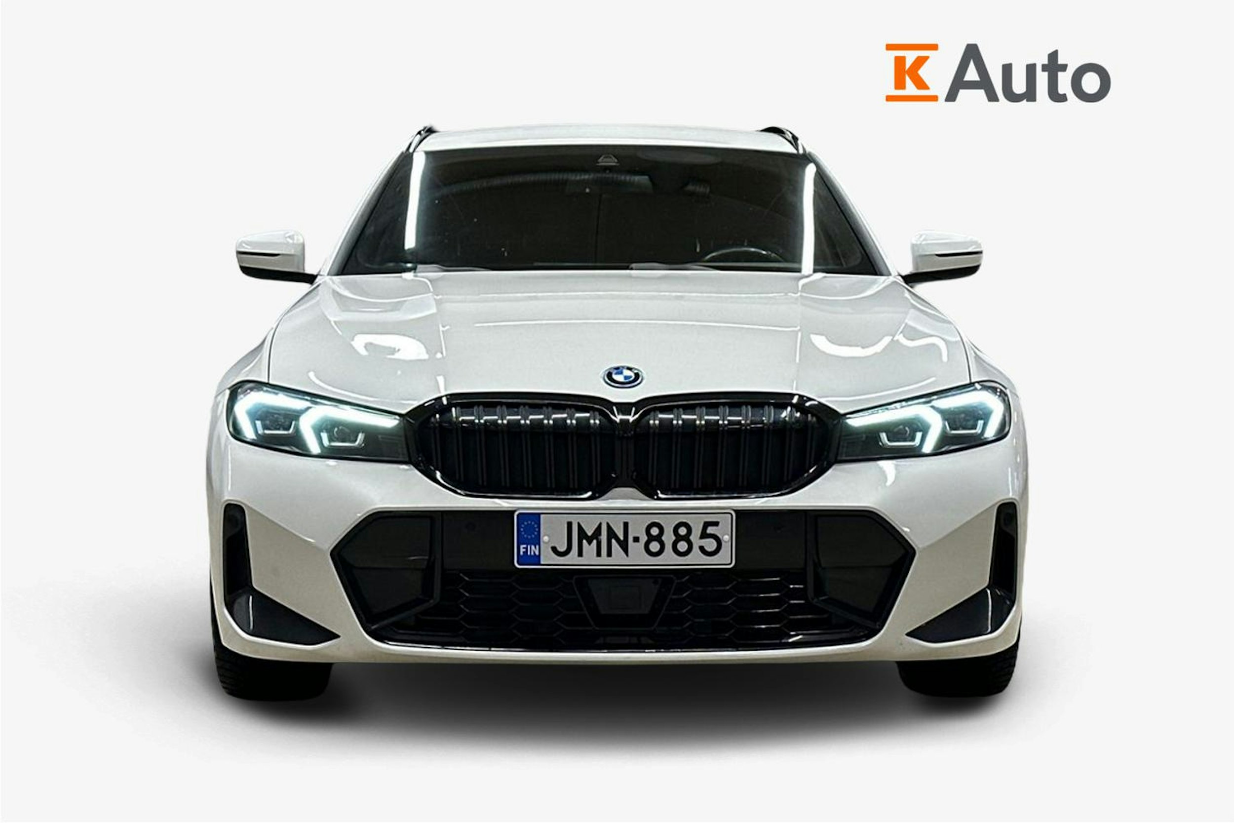 valkoinen BMW 330 2023 kuva 4.
