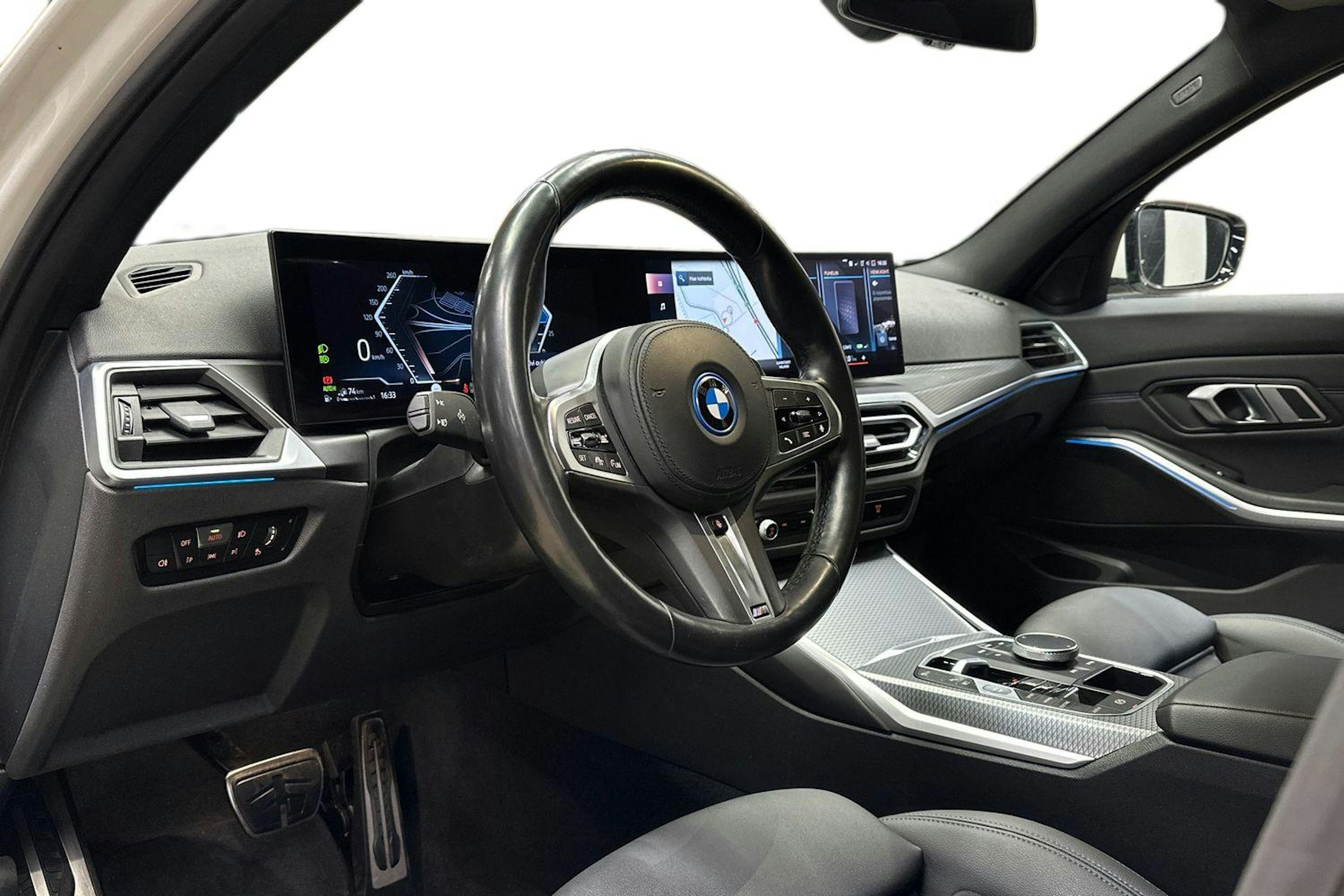 valkoinen BMW 330 2023 kuva 6.