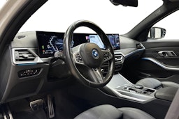 valkoinen BMW 330 2023 kuva 6.