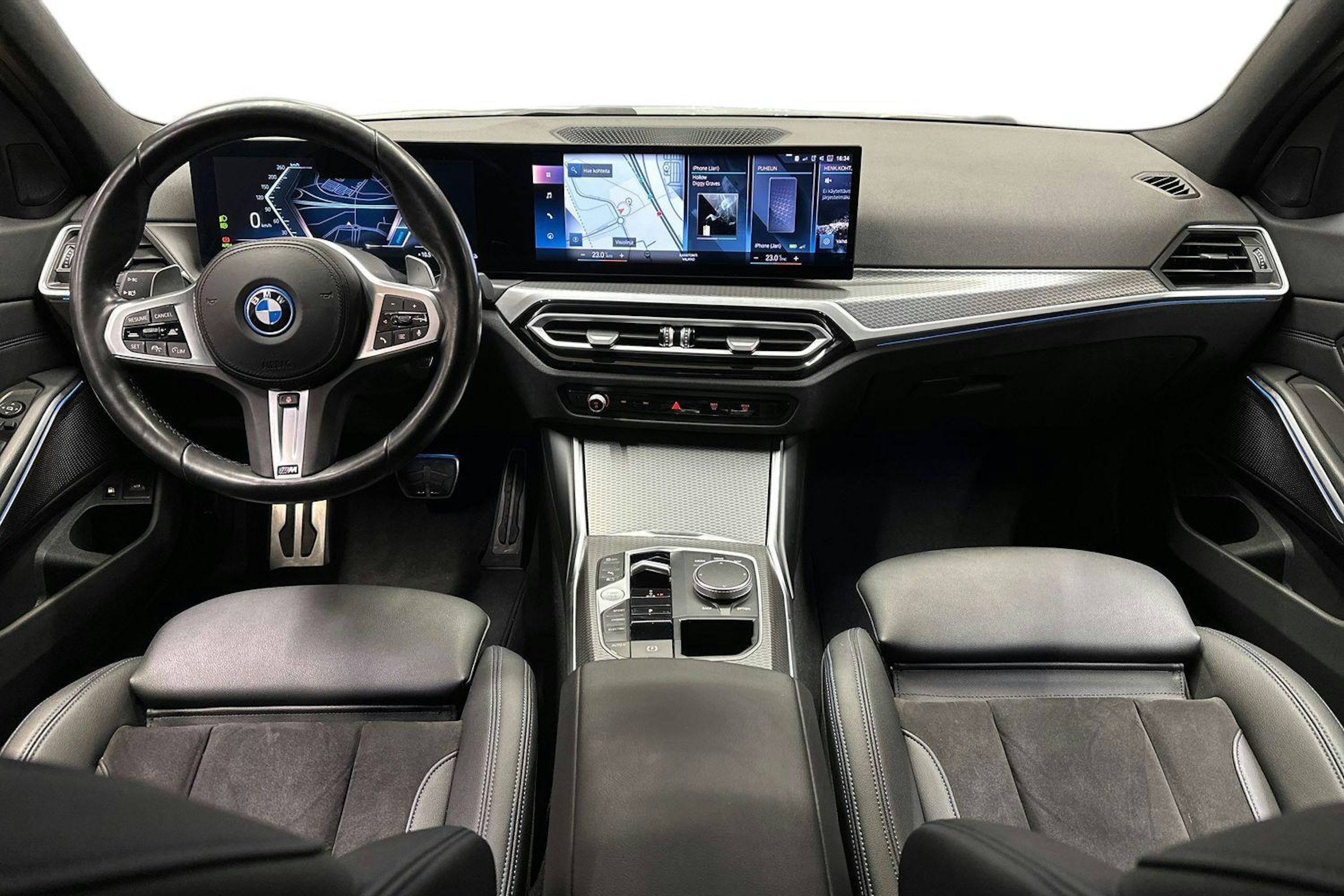 valkoinen BMW 330 2023 kuva 7.