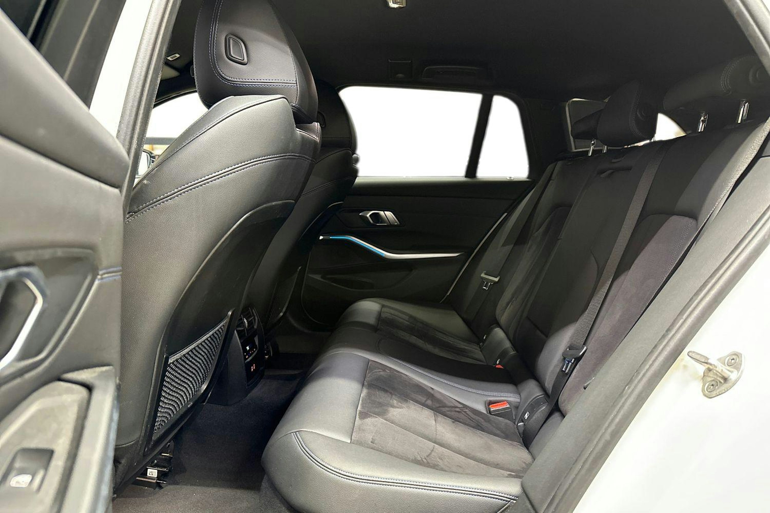 valkoinen BMW 330 2023 kuva 8.