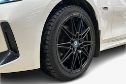 valkoinen BMW 330 2023 kuva 9.