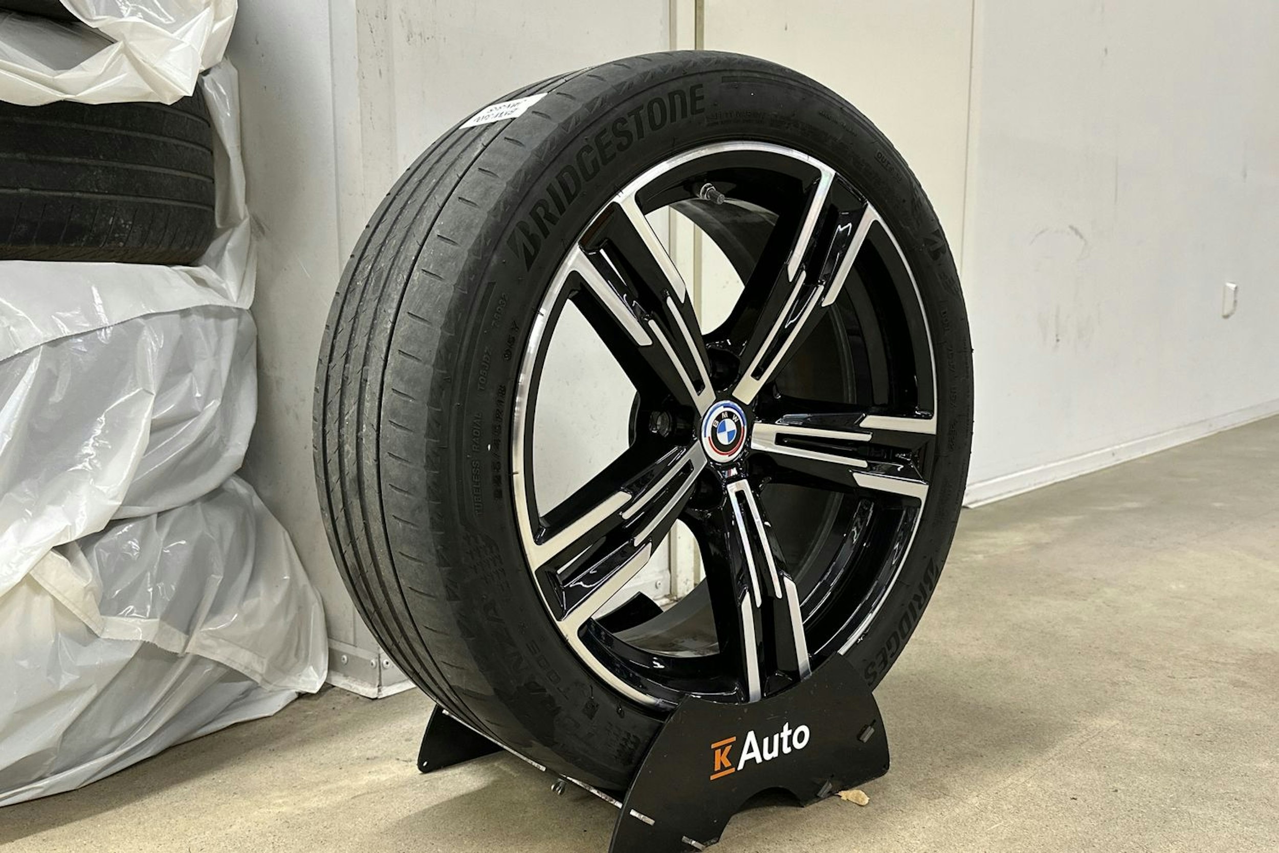 valkoinen BMW 330 2023 kuva 10.