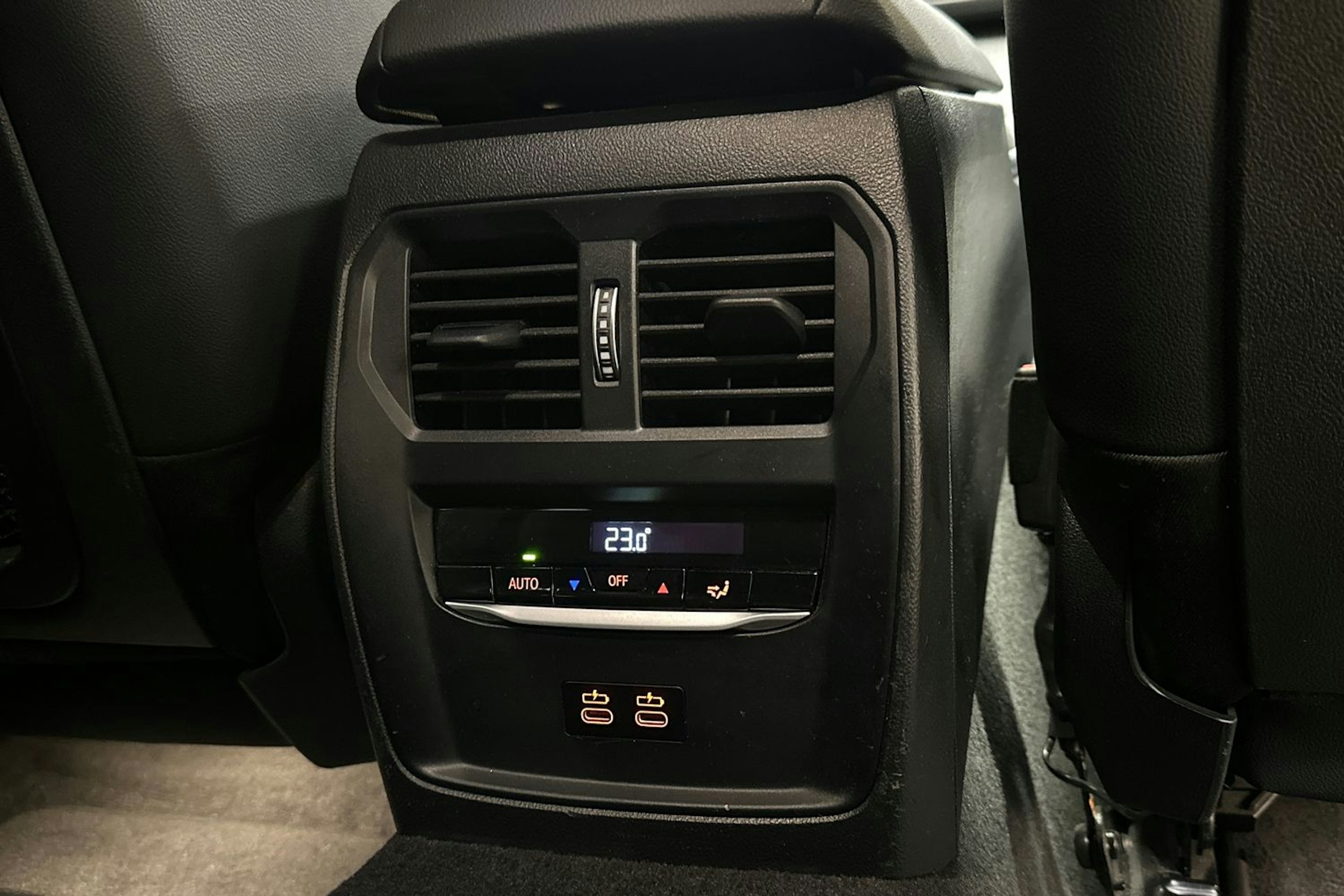 valkoinen BMW 330 2023 kuva 12.