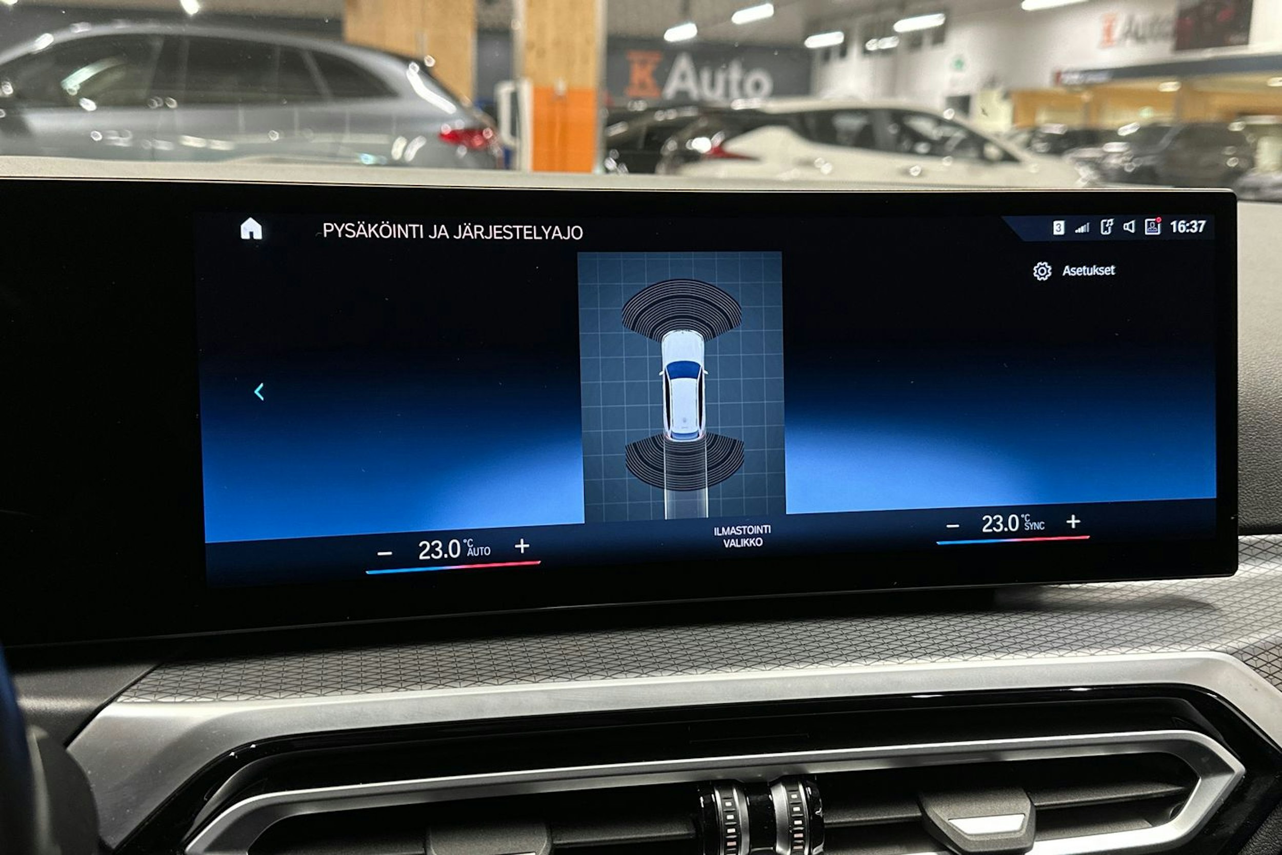 valkoinen BMW 330 2023 kuva 13.