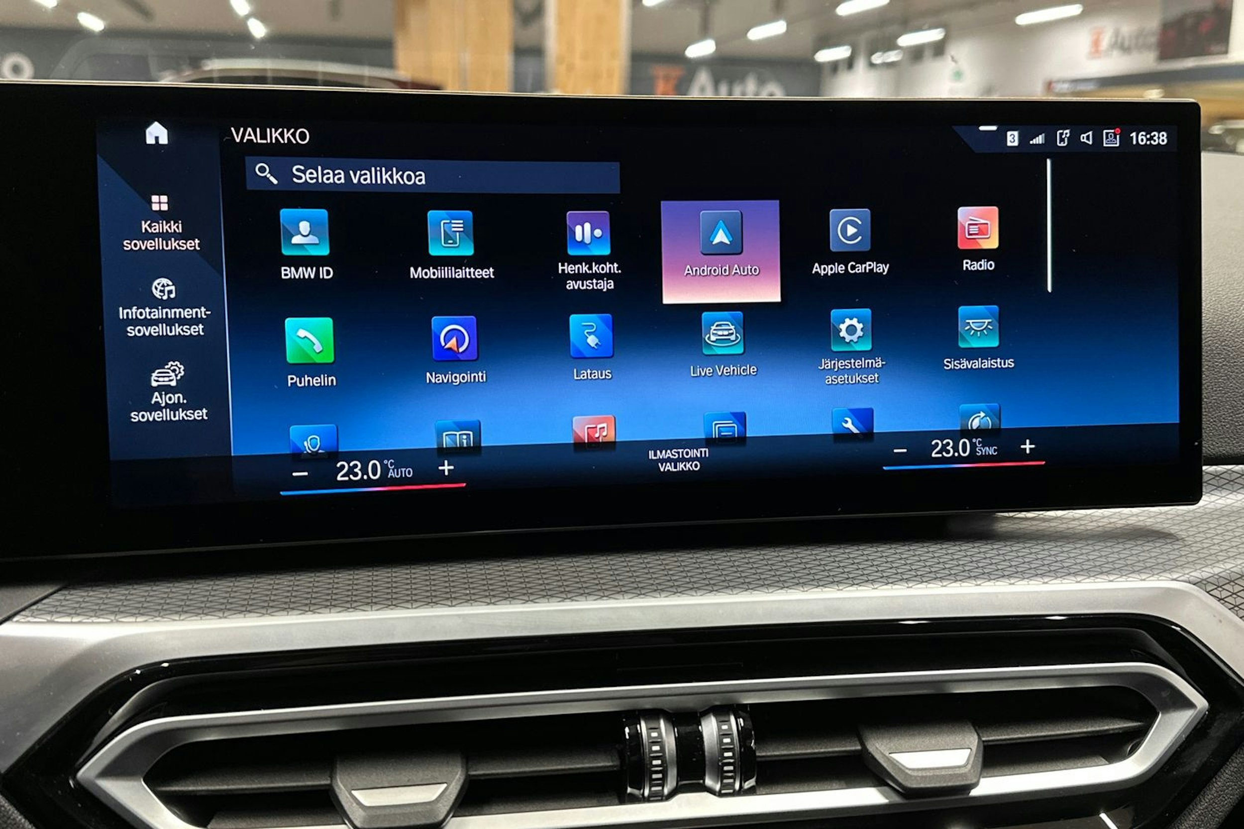 valkoinen BMW 330 2023 kuva 14.