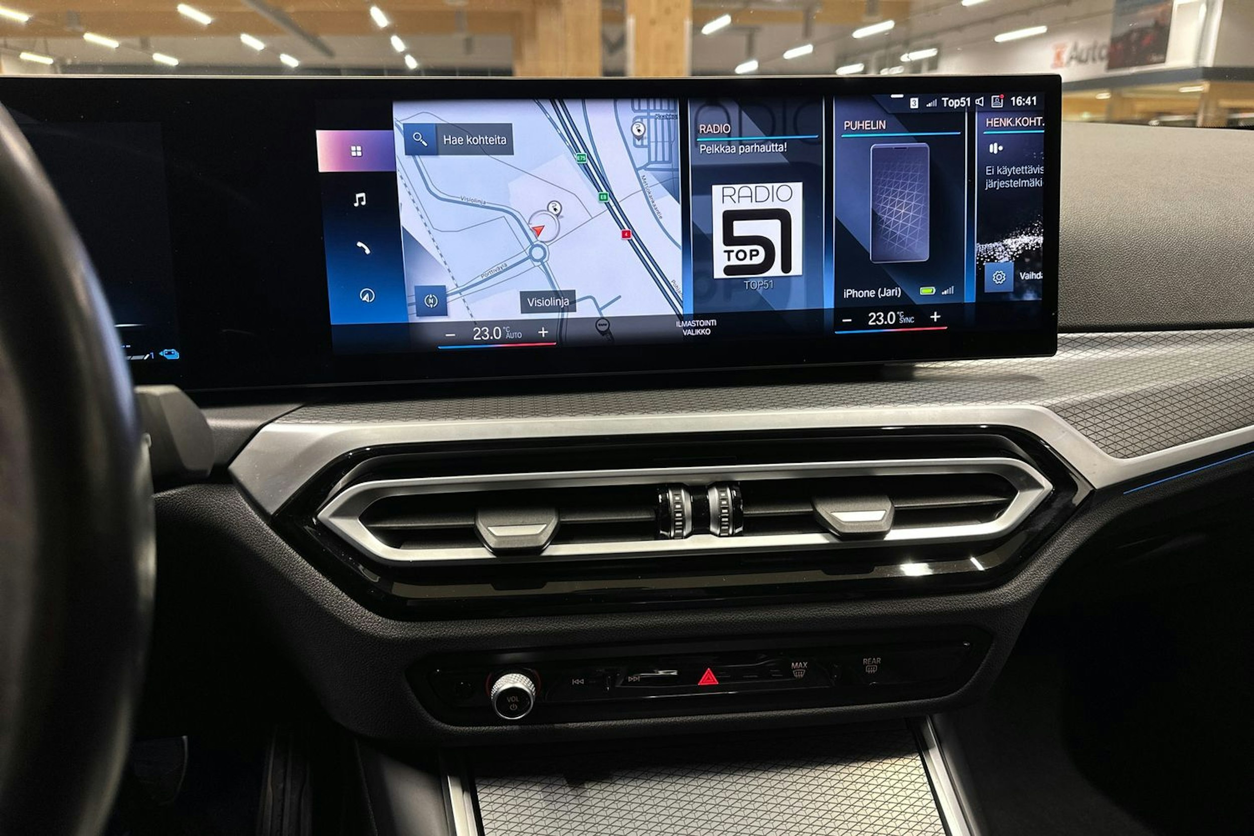 valkoinen BMW 330 2023 kuva 16.