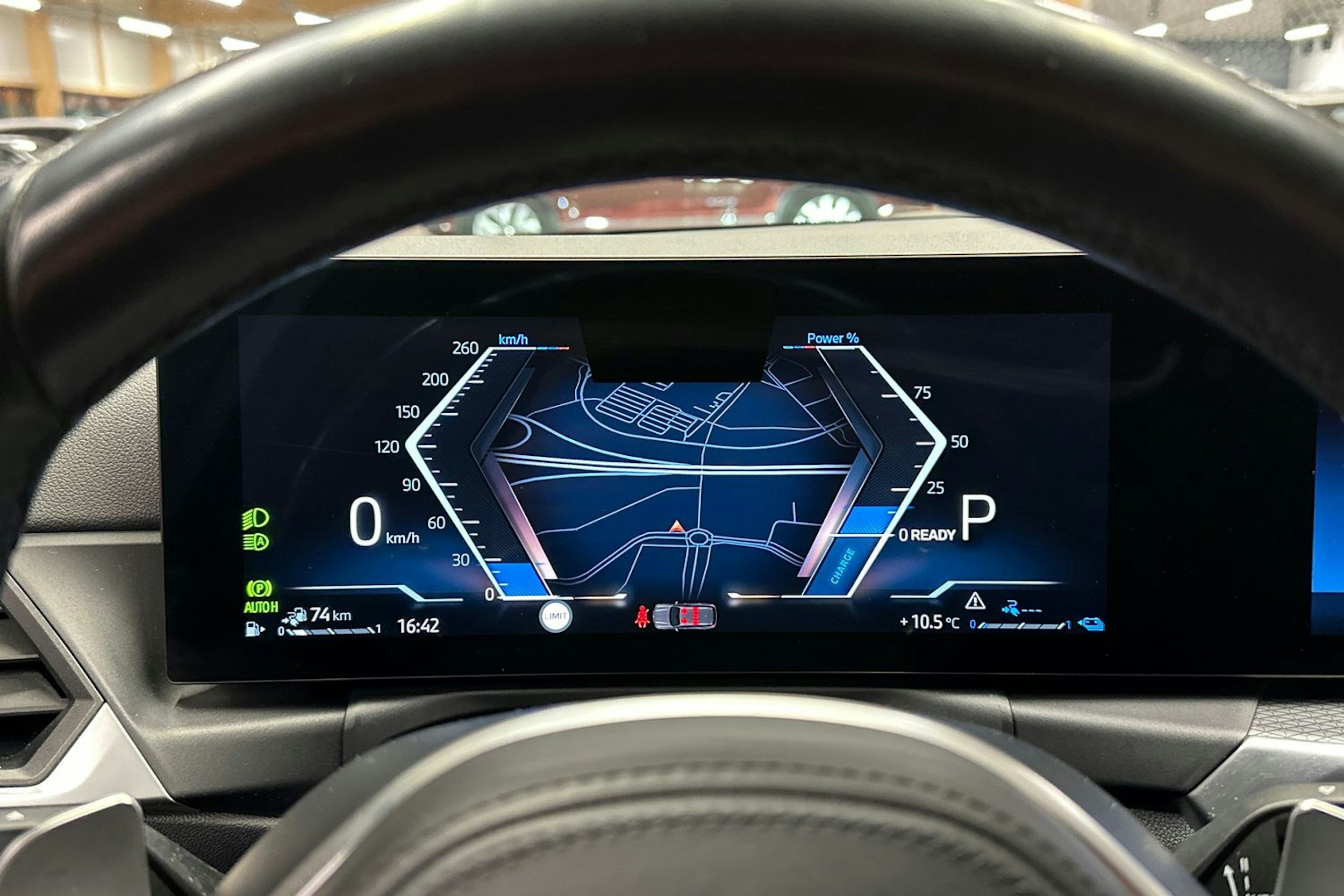 valkoinen BMW 330 2023 kuva 18.