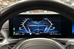 valkoinen BMW 330 2023 kuva 18.