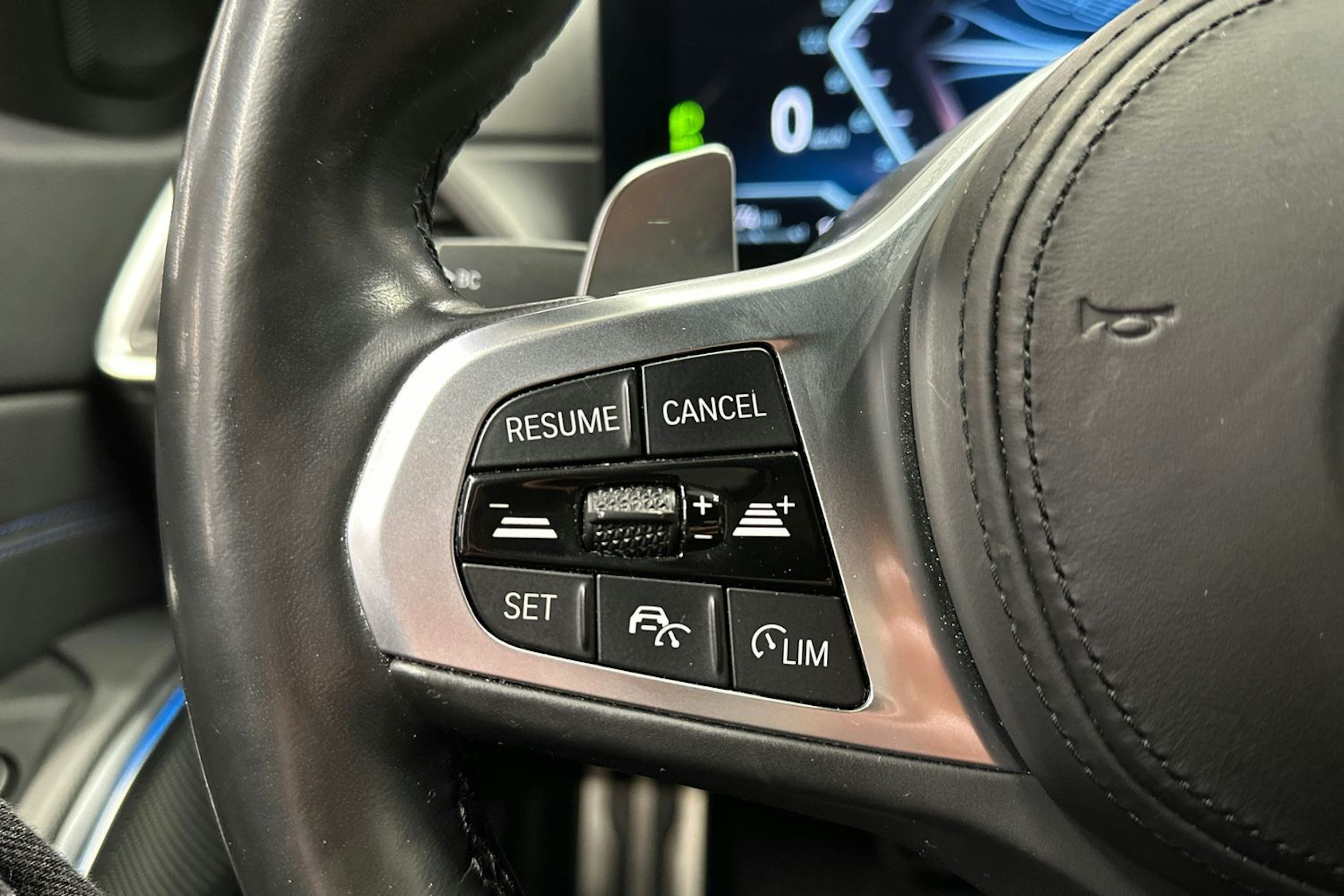 valkoinen BMW 330 2023 kuva 19.