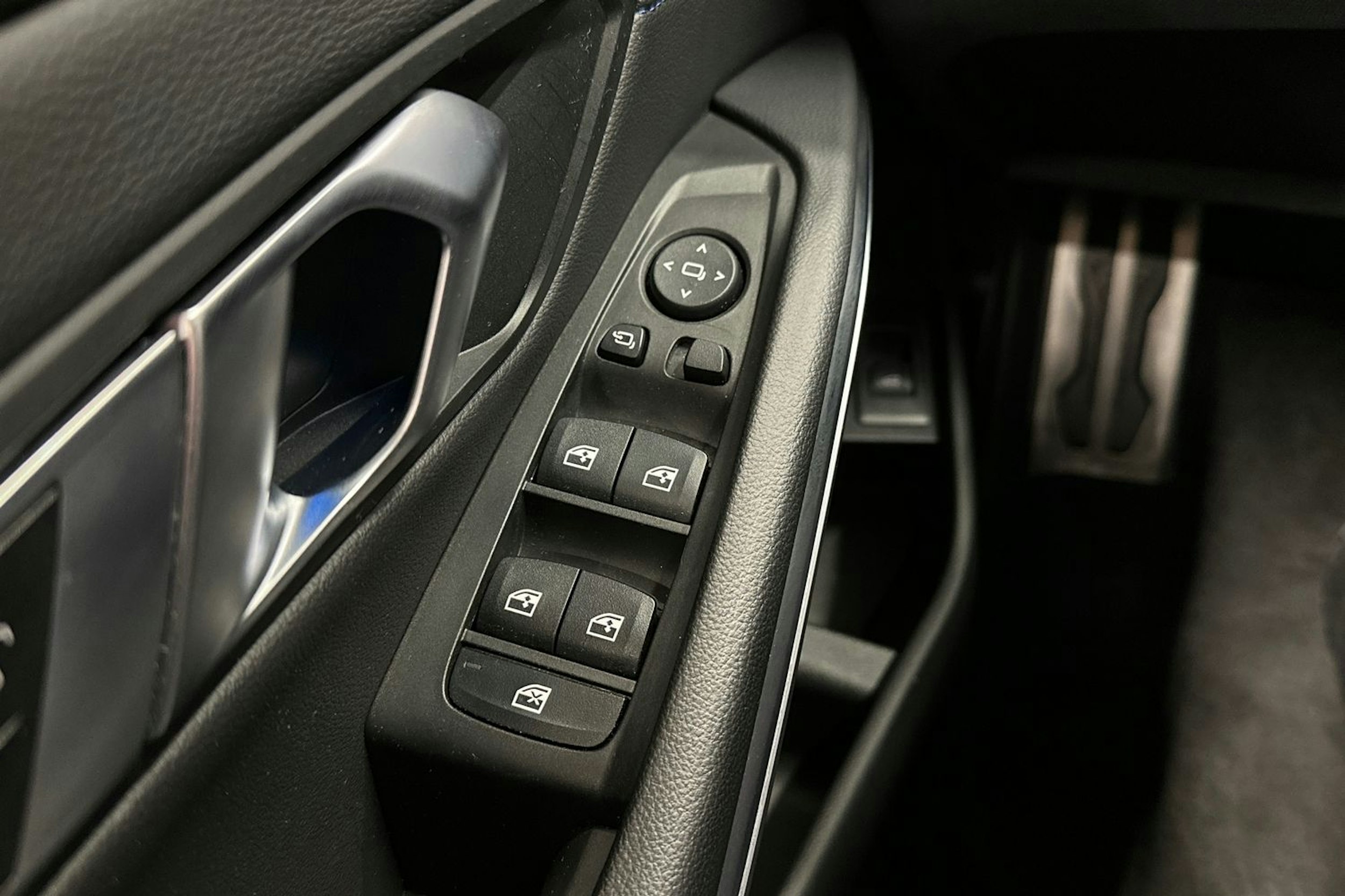 valkoinen BMW 330 2023 kuva 22.