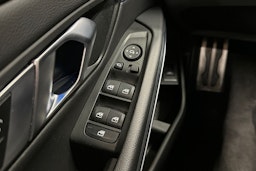 valkoinen BMW 330 2023 kuva 22.