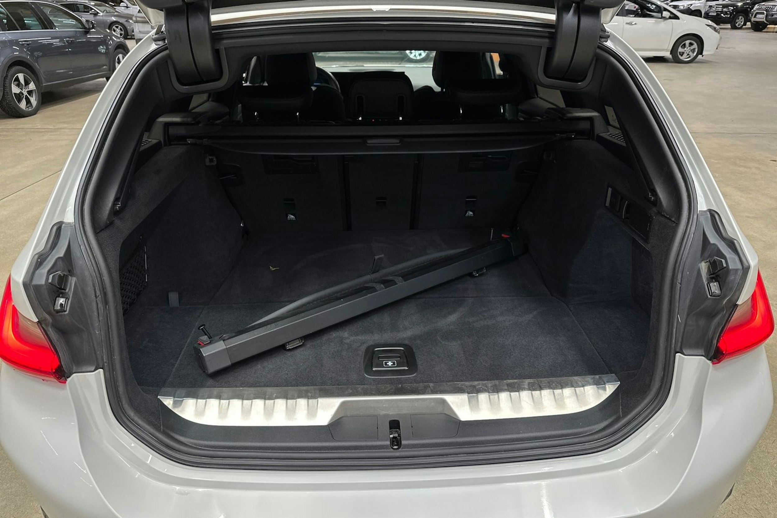 valkoinen BMW 330 2023 kuva 23.