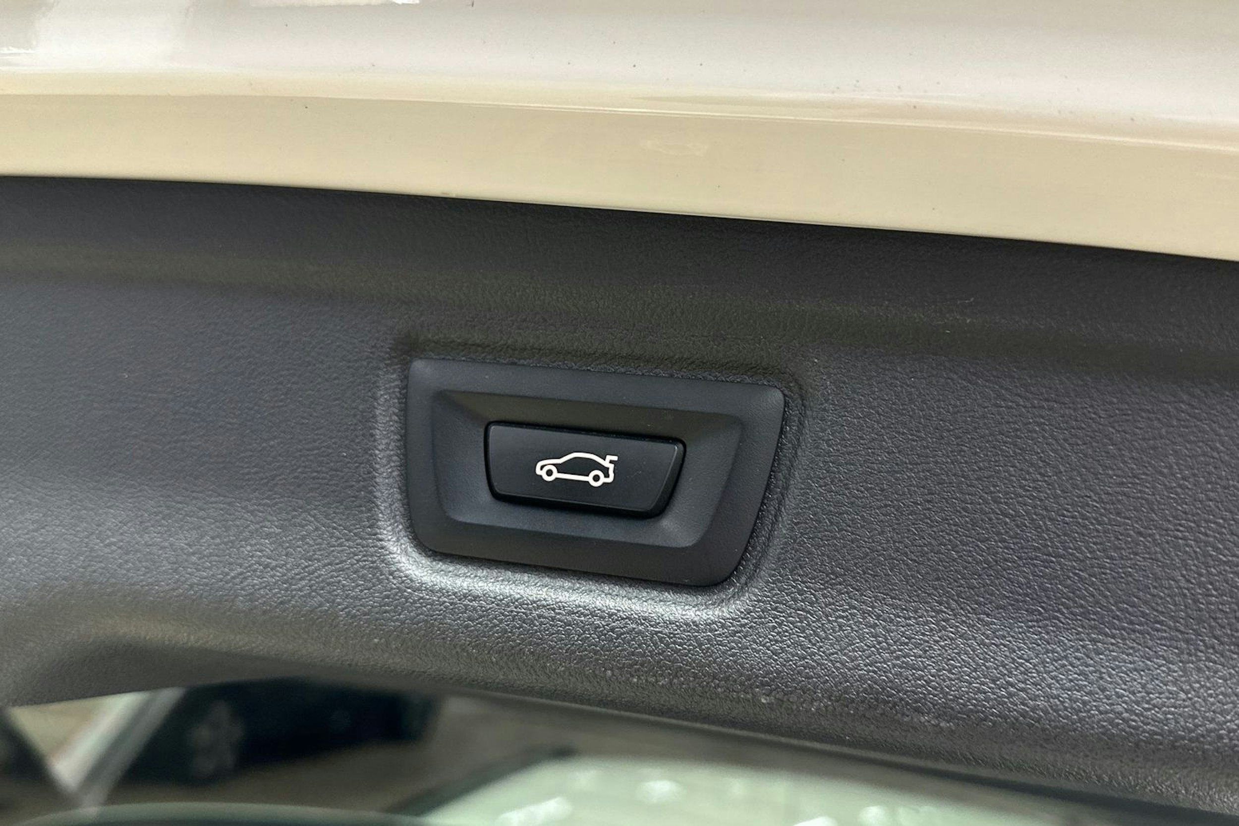 valkoinen BMW 330 2023 kuva 24.