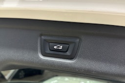 valkoinen BMW 330 2023 kuva 24.