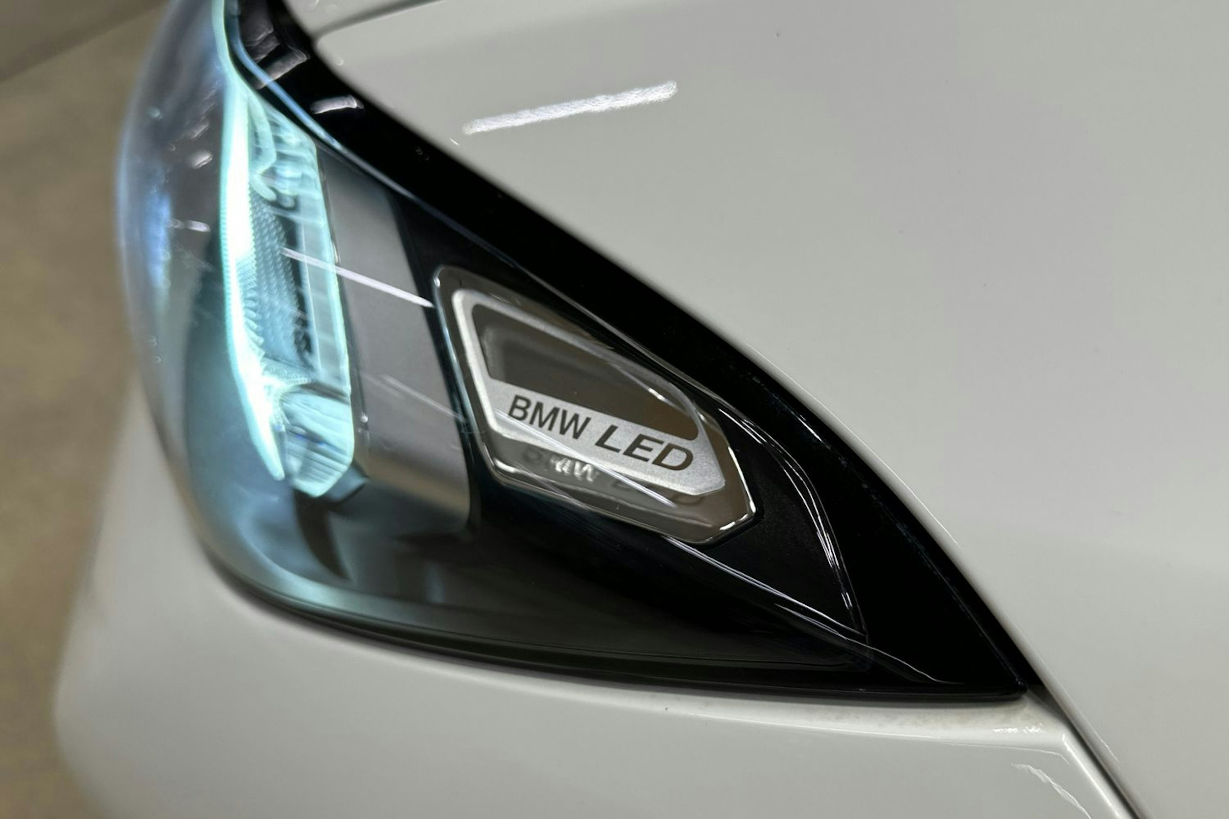 valkoinen BMW 330 2023 kuva 25.