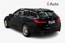 musta BMW 330 2023 kuva 2.