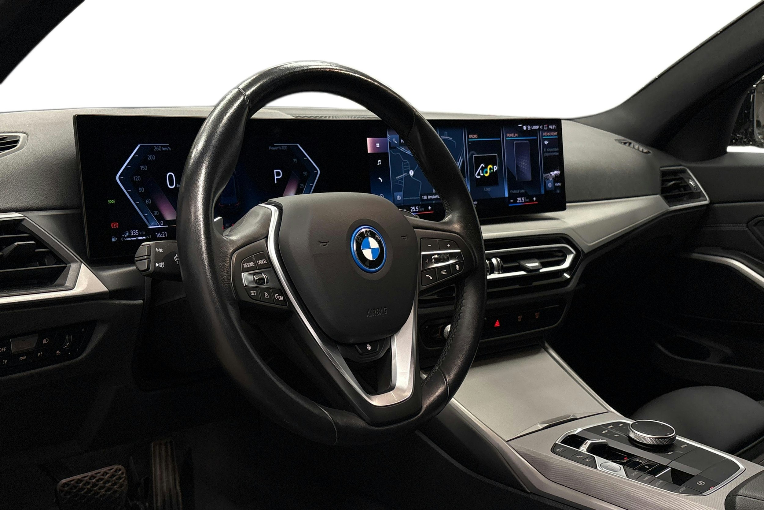 musta BMW 330 2023 kuva 3.