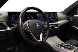 musta BMW 330 2023 kuva 3.