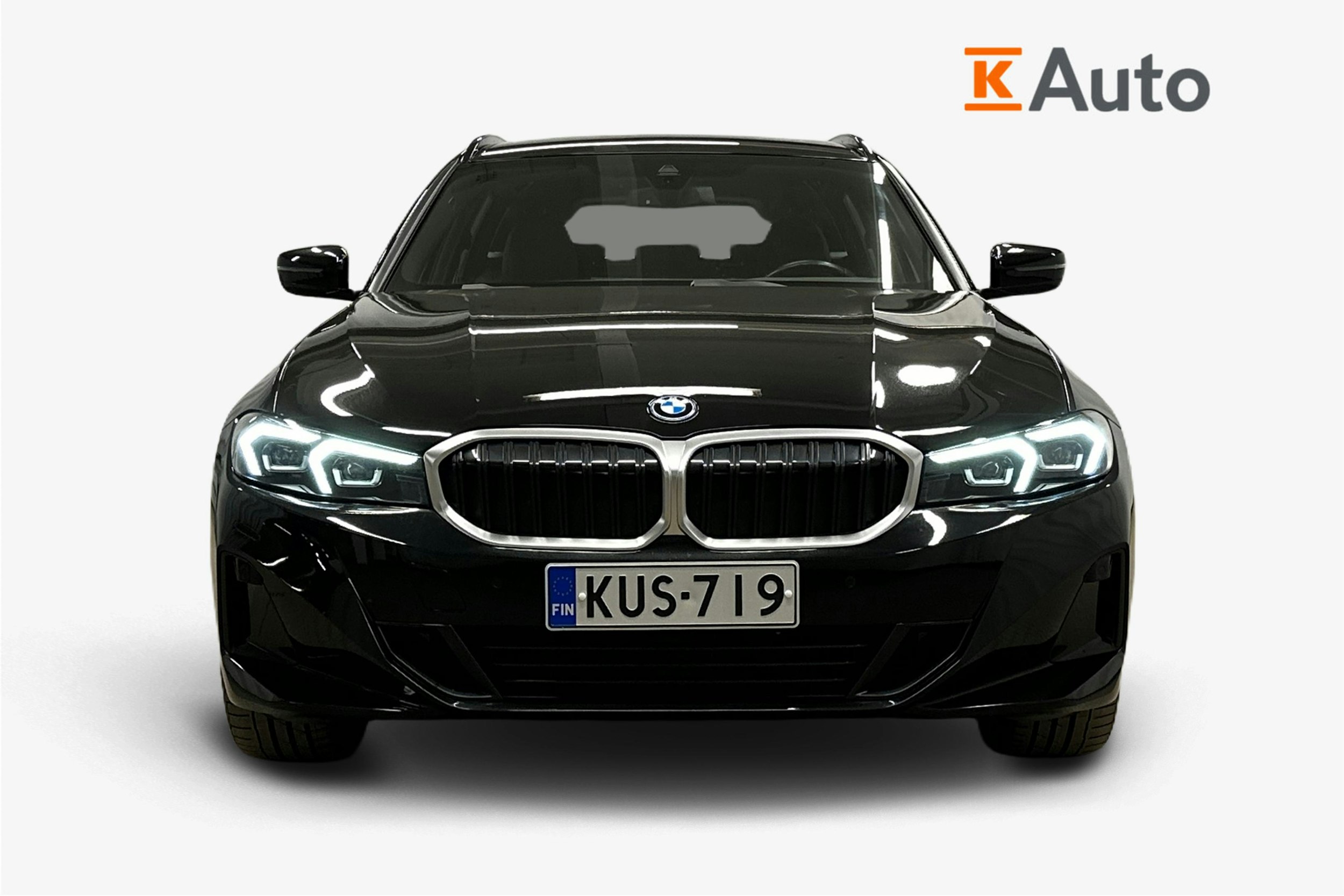 musta BMW 330 2023 kuva 5.