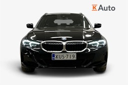 musta BMW 330 2023 kuva 5.