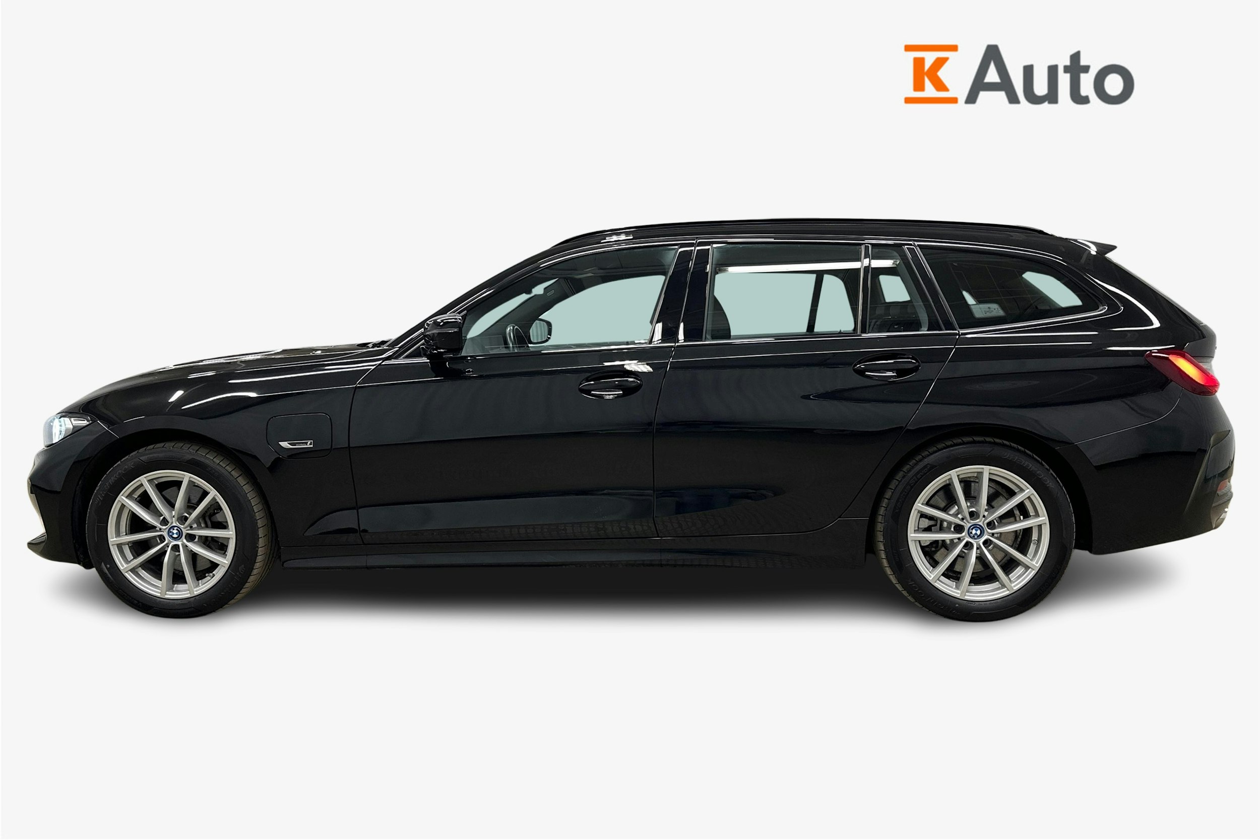 musta BMW 330 2023 kuva 6.