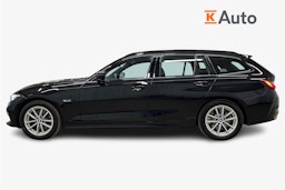 musta BMW 330 2023 kuva 6.