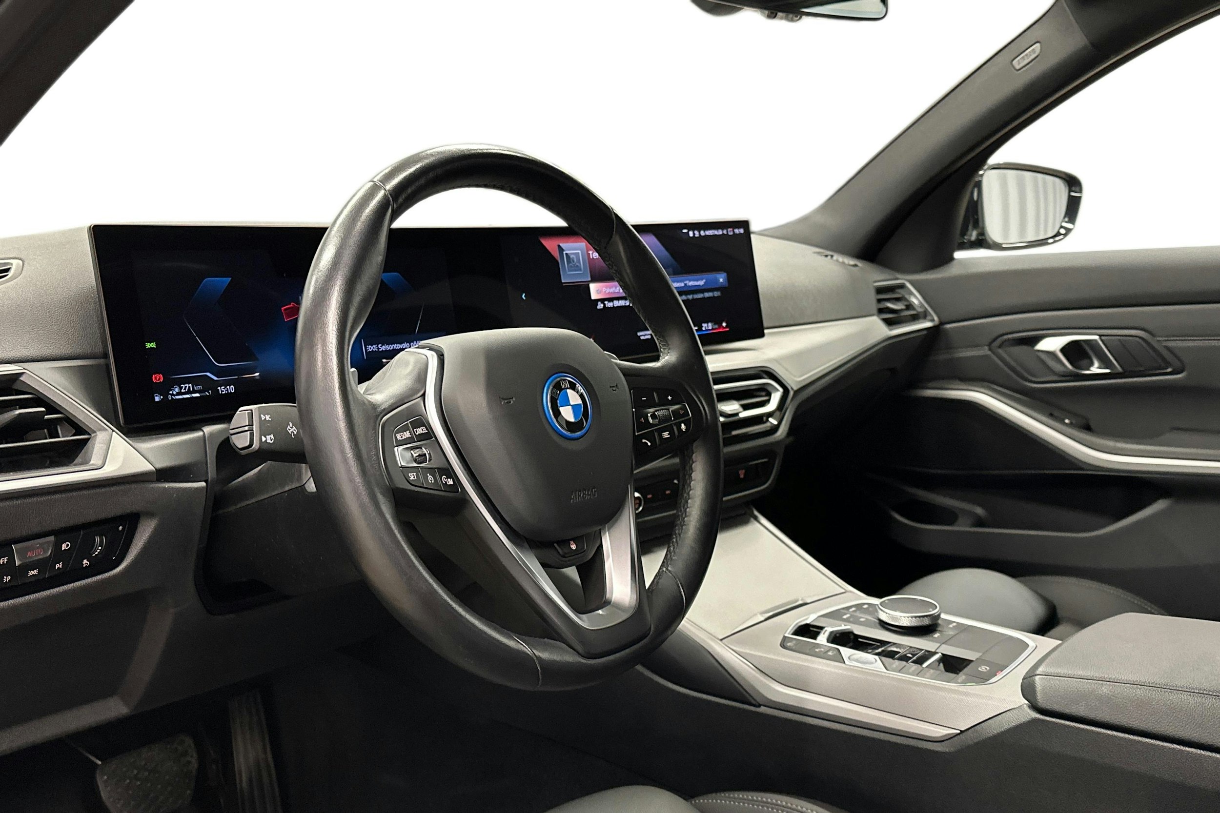 musta BMW 330 2023 kuva 7.