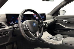 musta BMW 330 2023 kuva 7.