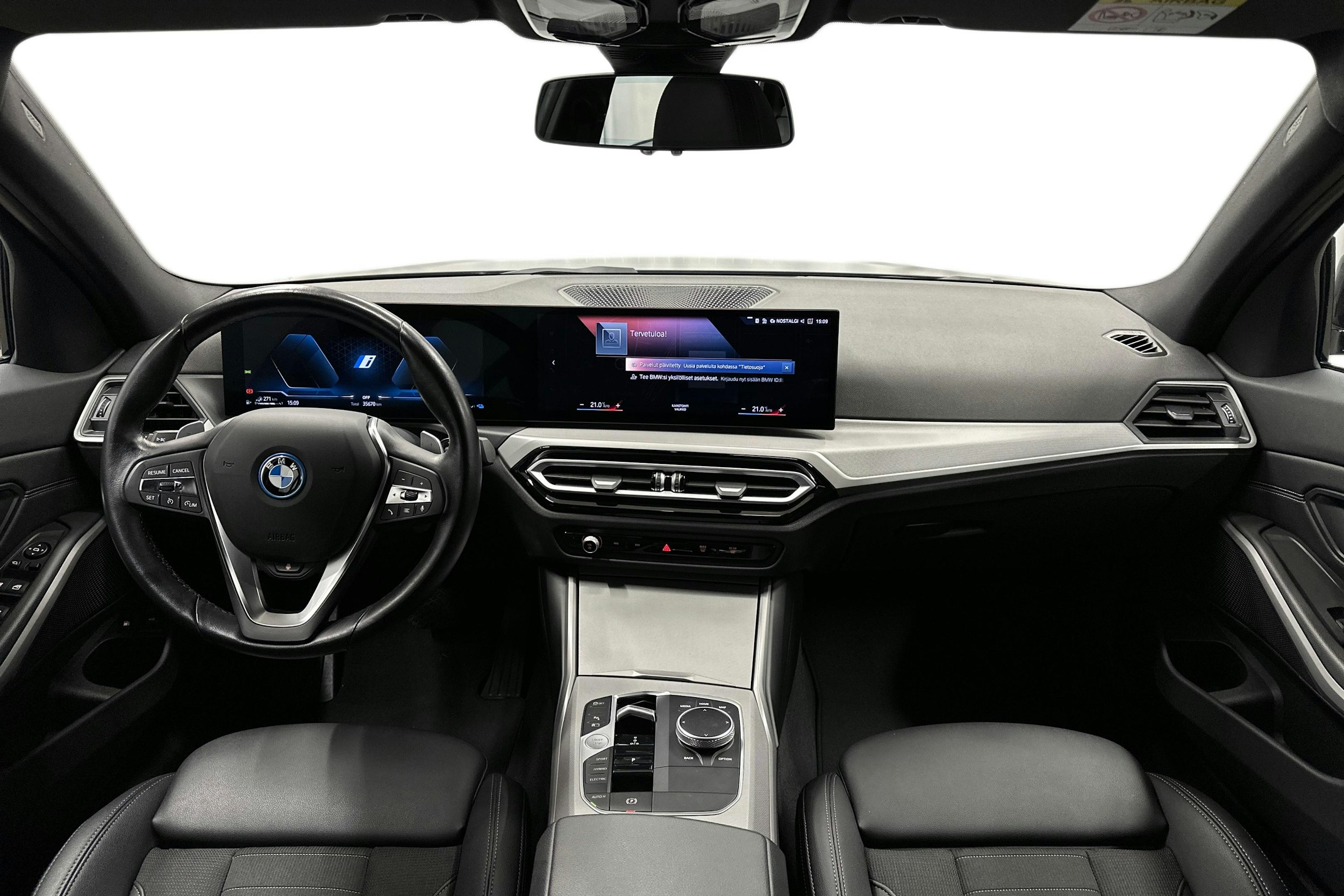 musta BMW 330 2023 kuva 9.