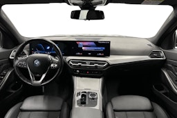 musta BMW 330 2023 kuva 9.