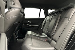 musta BMW 330 2023 kuva 10.