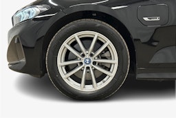 musta BMW 330 2023 kuva 11.