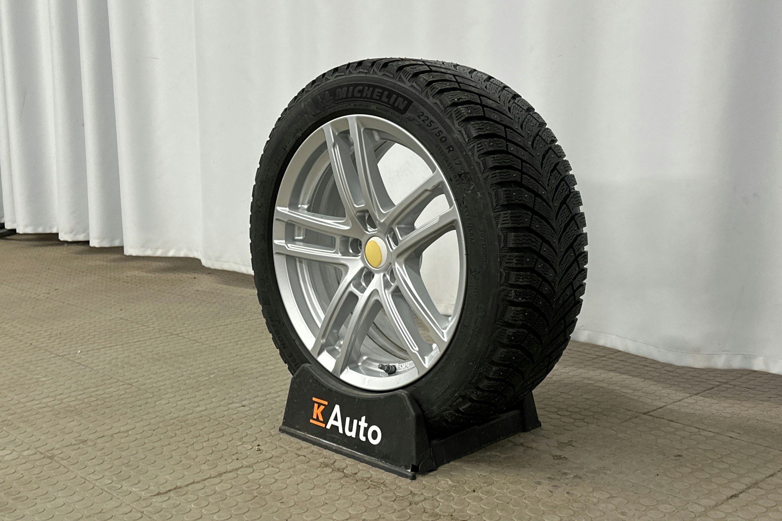 musta BMW 330 2023 kuva 13.