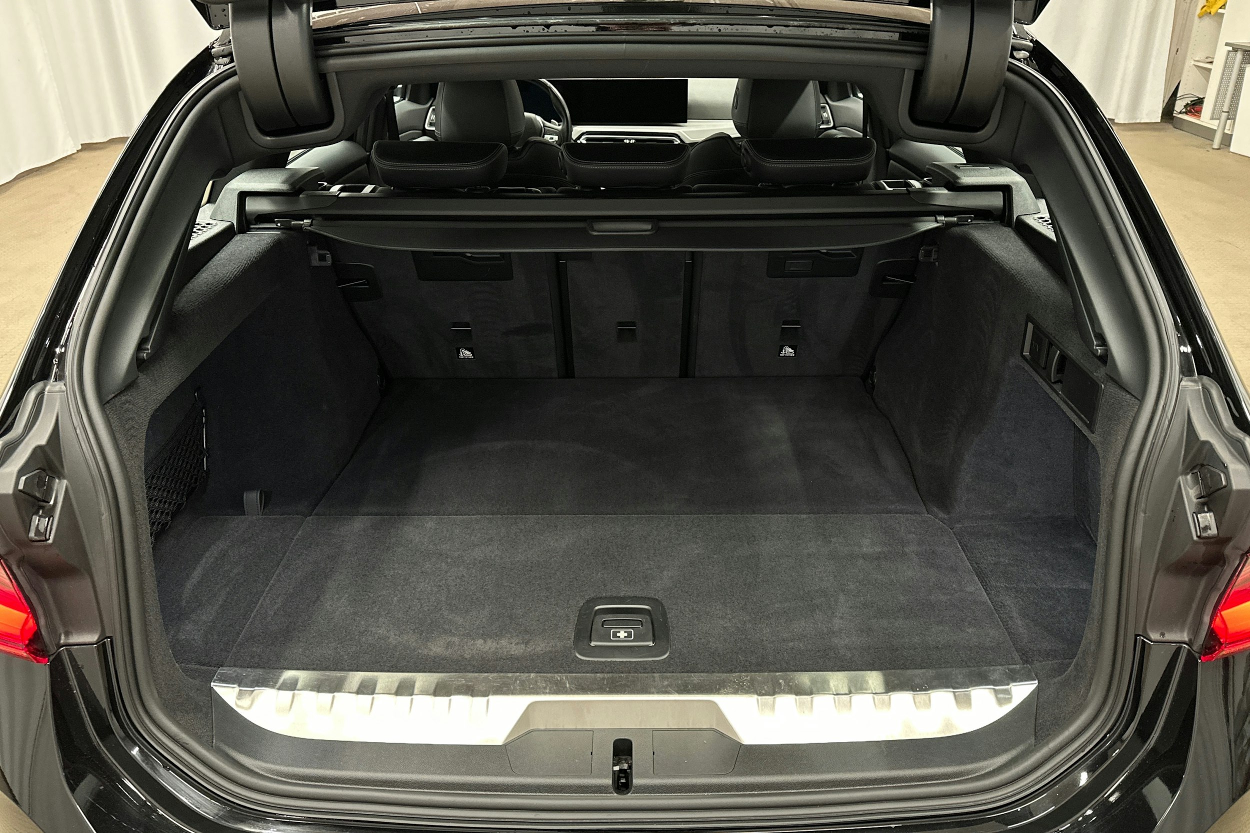 musta BMW 330 2023 kuva 14.