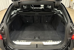 musta BMW 330 2023 kuva 14.