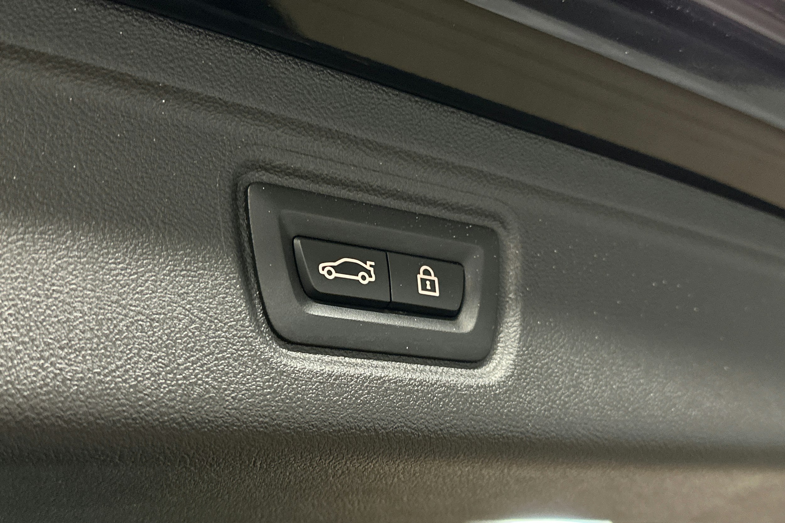 musta BMW 330 2023 kuva 15.