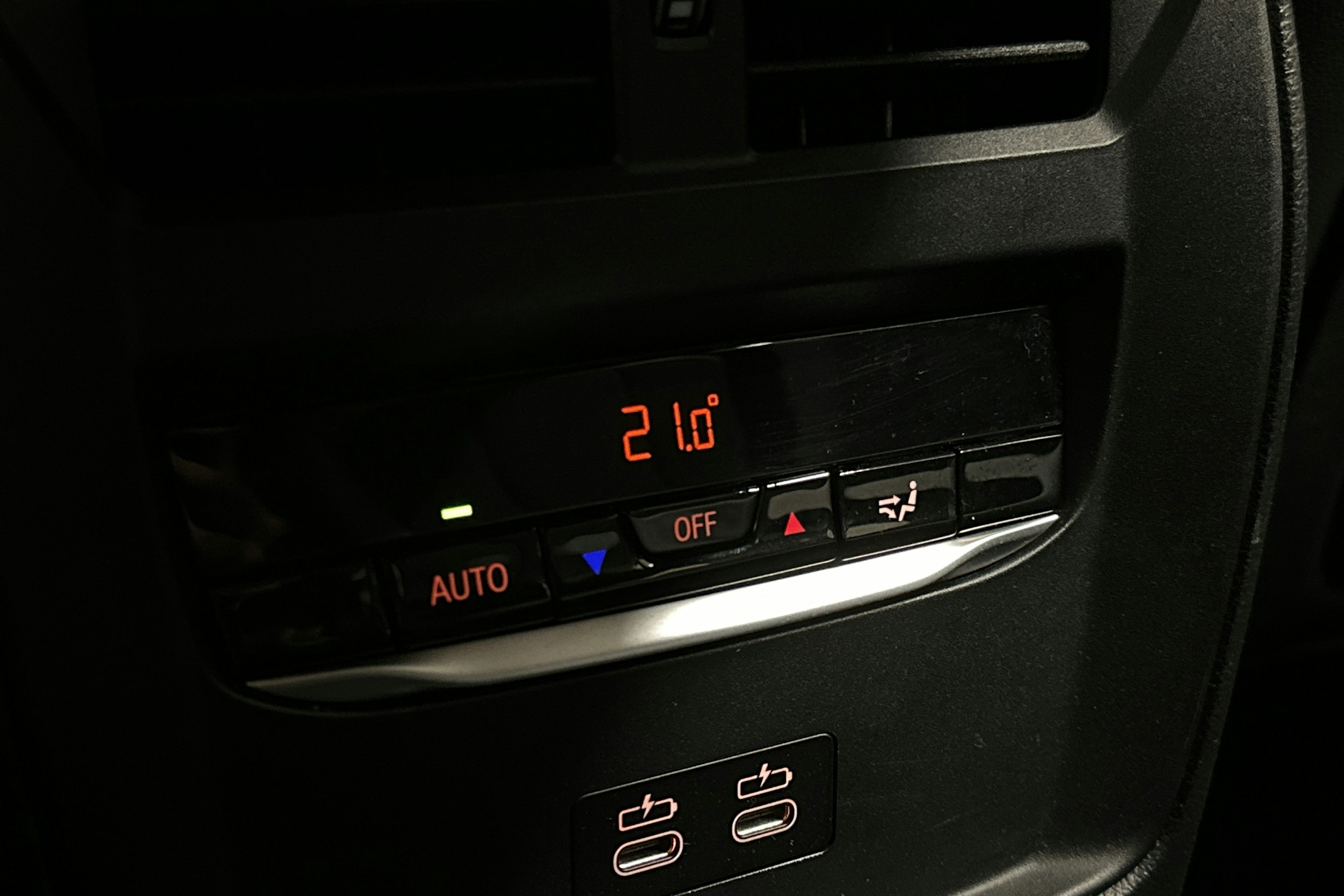 musta BMW 330 2023 kuva 16.