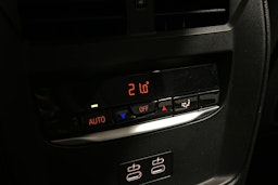 musta BMW 330 2023 kuva 16.